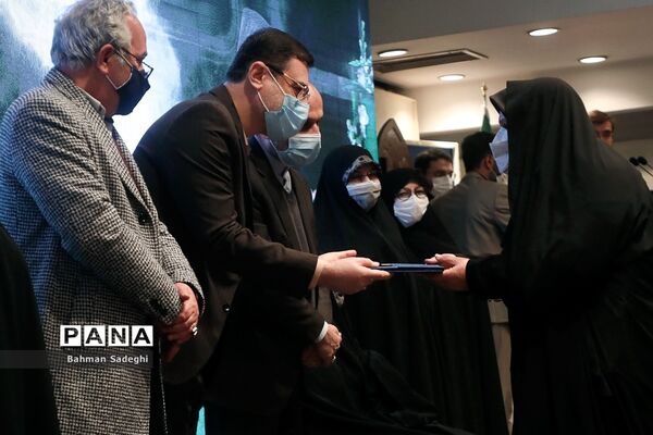 آیین تجلیل از مادران و همسران شهید