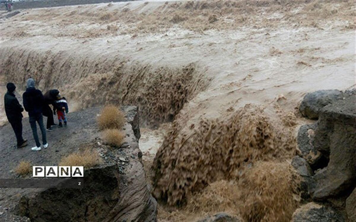 نجات ۶ معلم گرفتار در سیلاب ریگان