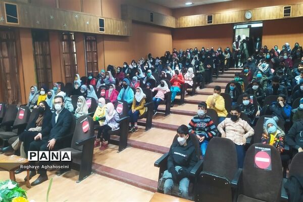 مراسم تجلیل از دانش‌آموزان مقام‌آور المپیاد رویش در ناحیه 4 شیراز