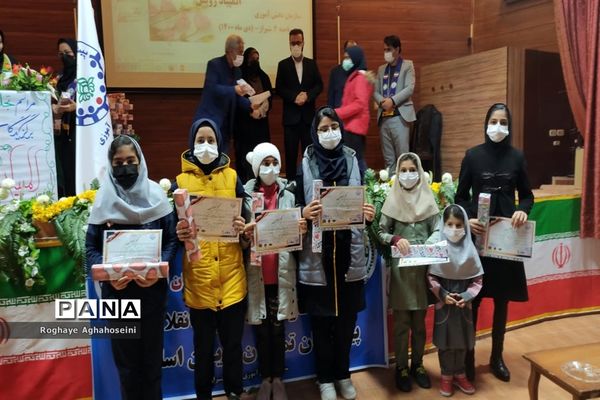 مراسم تجلیل از دانش‌آموزان مقام‌آور المپیاد رویش در ناحیه 4 شیراز