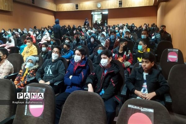 مراسم تجلیل از دانش‌آموزان مقام‌آور المپیاد رویش در ناحیه 4 شیراز