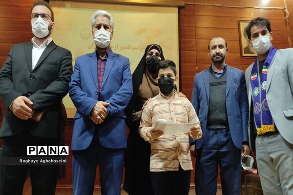 مراسم تجلیل از دانش‌آموزان مقام‌آور المپیاد رویش در ناحیه 4 شیراز