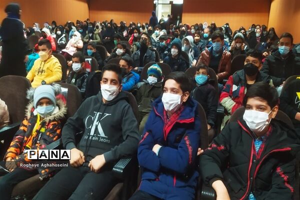 مراسم تجلیل از دانش‌آموزان مقام‌آور المپیاد رویش در ناحیه 4 شیراز