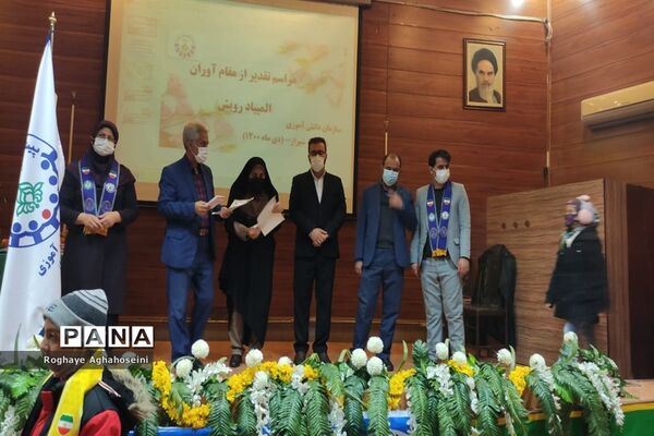 مراسم تجلیل از دانش‌آموزان مقام‌آور المپیاد رویش در ناحیه 4 شیراز