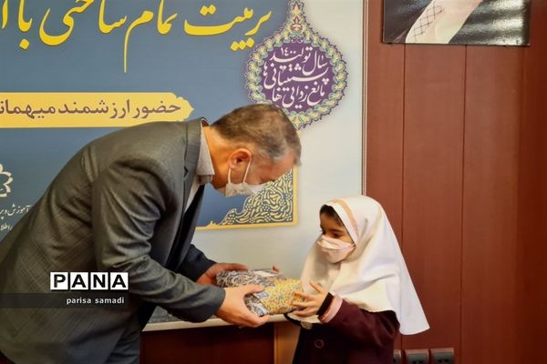 تقدیر از دانش‌آموزان  منتخب منطقه ۱۳ در تولید محتوای دهه بصیرت