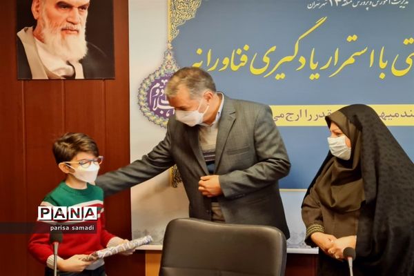 تقدیر از دانش‌آموزان  منتخب منطقه ۱۳ در تولید محتوای دهه بصیرت