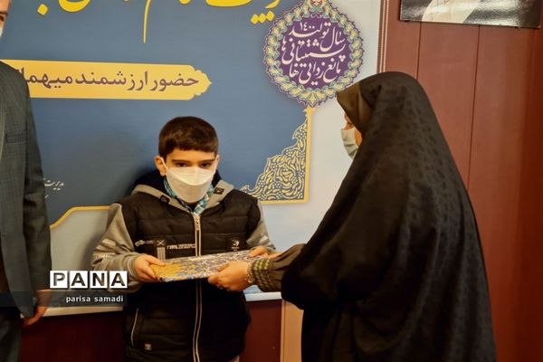 تقدیر از دانش‌آموزان  منتخب منطقه ۱۳ در تولید محتوای دهه بصیرت