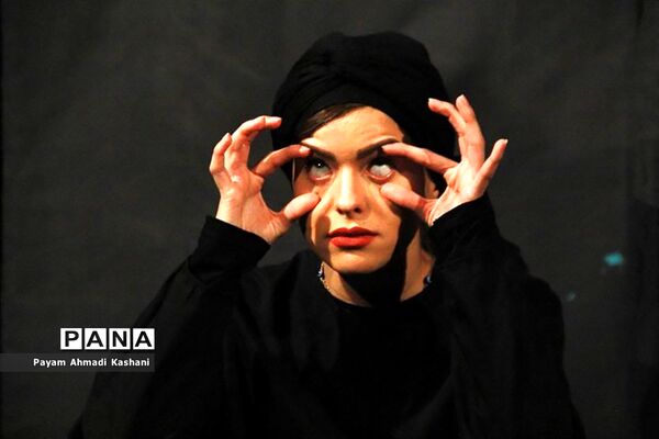اجرای نمایش اسپانیایی «از تپش افتاده»
