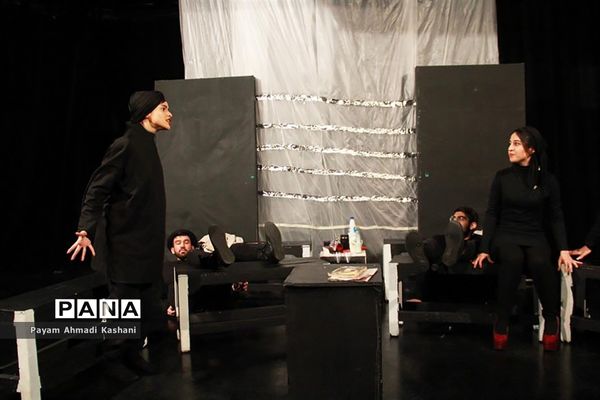 اجرای نمایش اسپانیایی «از تپش افتاده»