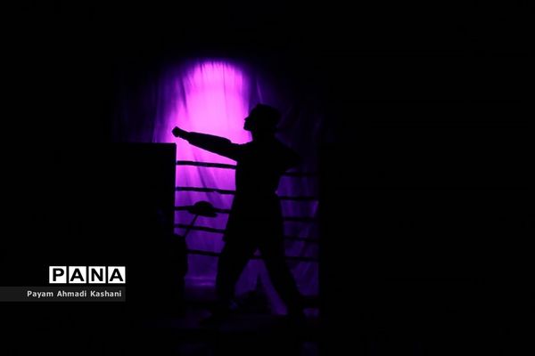 اجرای نمایش اسپانیایی «از تپش افتاده»