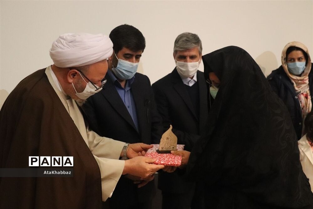 اولین جشنواره 18به همراه تجلیل از مادران شهدا و مدافعان سلامت