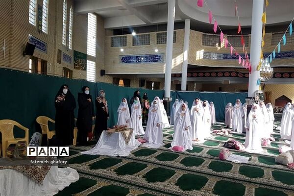 جشن تکلیف دانش‌آموزان پایه سوم دبستان لاله‌های انقلاب در مسجد ولیعصر دماوند