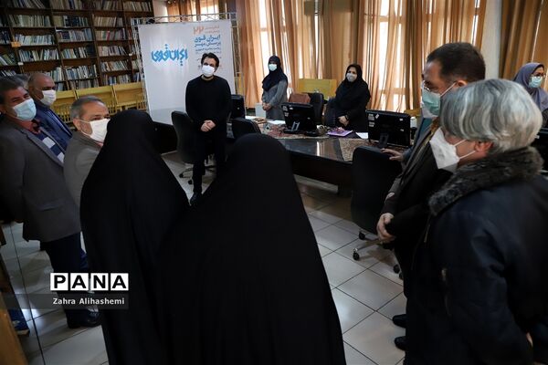 بازدید علیرضا کاظمی از دبیرخانه دریافت آثار پرسش مهر ریاست جمهوری