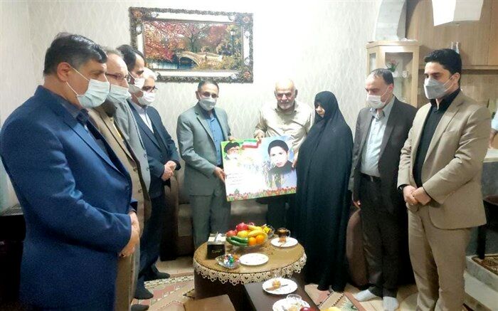 دیدار نماینده پارلمانی وزیر آموزش و پرورش با خانواده دانش‌آموز شهید  فرشاد فتحی نیا