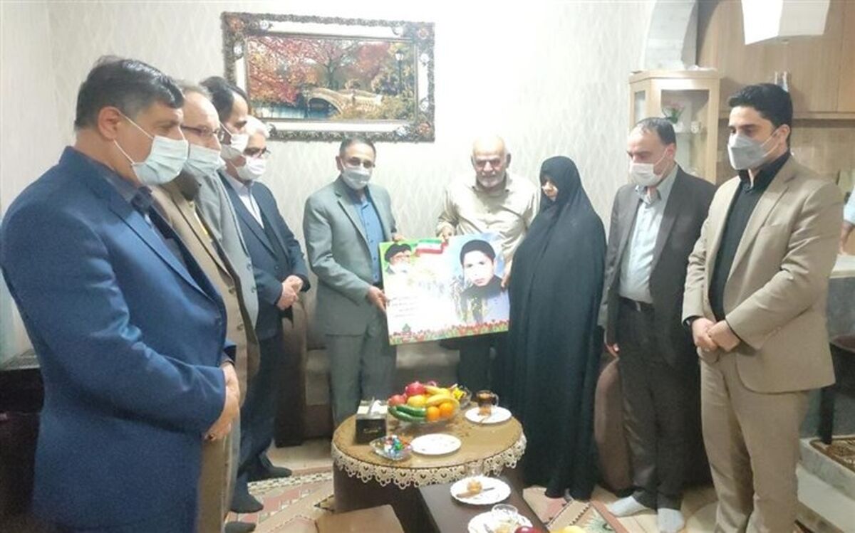 دیدار نماینده پارلمانی وزیر آموزش و پرورش با خانواده دانش‌آموز شهید  فرشاد فتحی نیا
