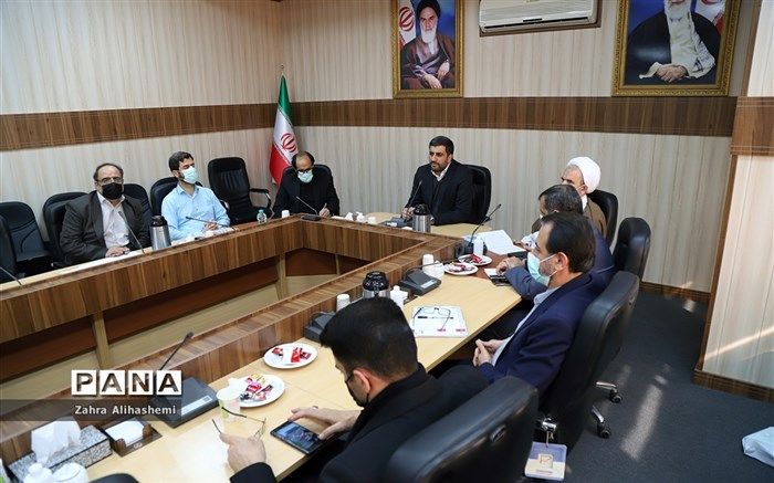 باید میان تعلیم و تربیت توازن برقرار باشد