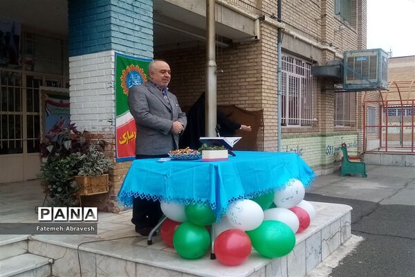 مراسم نواختن زنگ انقلاب در دبیرستان نمونه دولتی مطهره منطقه ۱۴