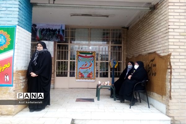 مراسم نواختن زنگ انقلاب در دبیرستان نمونه دولتی مطهره منطقه ۱۴