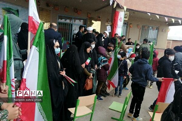 نواخته شدن زنگ انقلاب در مدرسه امام حسین(ع) روستای مهرآباد رودهن