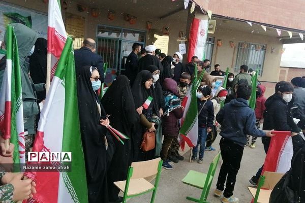 نواخته شدن زنگ انقلاب در مدرسه امام حسین(ع) روستای مهرآباد رودهن