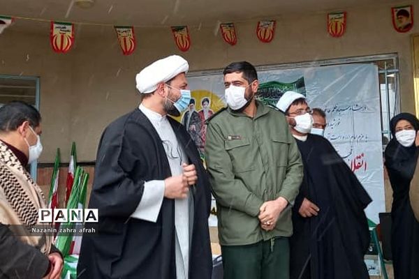 نواخته شدن زنگ انقلاب در مدرسه امام حسین(ع) روستای مهرآباد رودهن