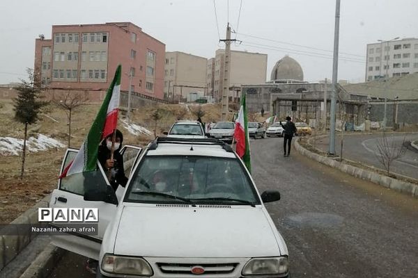نواخته شدن زنگ انقلاب در مدرسه امام حسین(ع) روستای مهرآباد رودهن