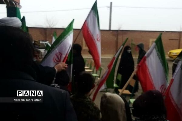 نواخته شدن زنگ انقلاب در مدرسه امام حسین(ع) روستای مهرآباد رودهن