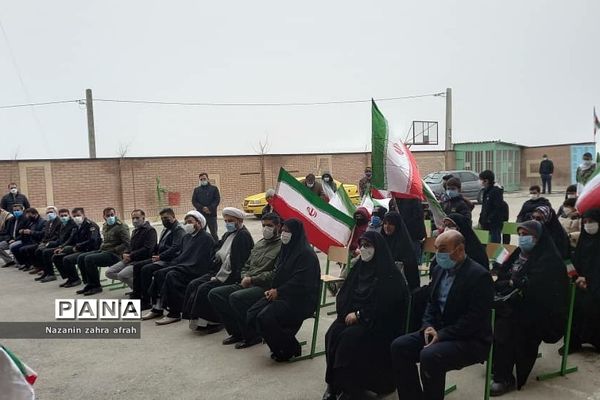 نواخته شدن زنگ انقلاب در مدرسه امام حسین(ع) روستای مهرآباد رودهن