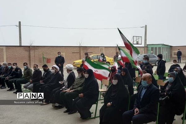 نواخته شدن زنگ انقلاب در مدرسه امام حسین(ع) روستای مهرآباد رودهن