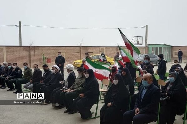 نواخته شدن زنگ انقلاب در مدرسه امام حسین(ع) روستای مهرآباد رودهن