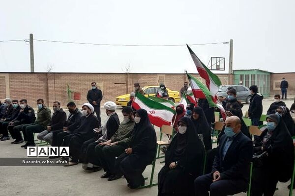 نواخته شدن زنگ انقلاب در مدرسه امام حسین(ع) روستای مهرآباد رودهن