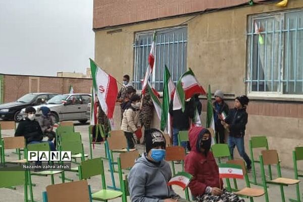 نواخته شدن زنگ انقلاب در مدرسه امام حسین(ع) روستای مهرآباد رودهن