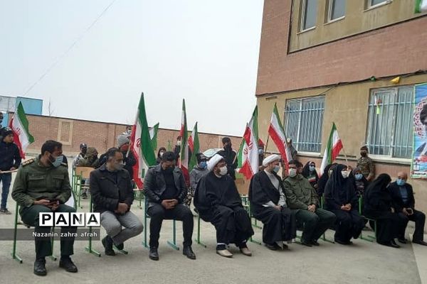 نواخته شدن زنگ انقلاب در مدرسه امام حسین(ع) روستای مهرآباد رودهن