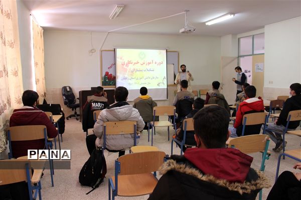 آموزش خبرنگاری دانش‌آموزان پسر زنجان