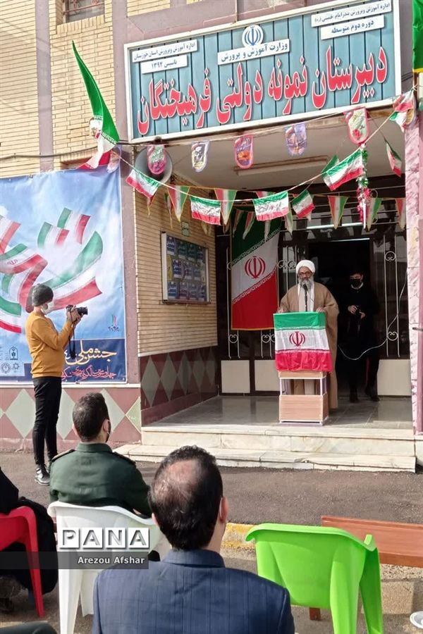 نواختن زنگ انقلاب اسلامی در مدرسه فرهیختگان شهر بندرامام خمینی(ره)