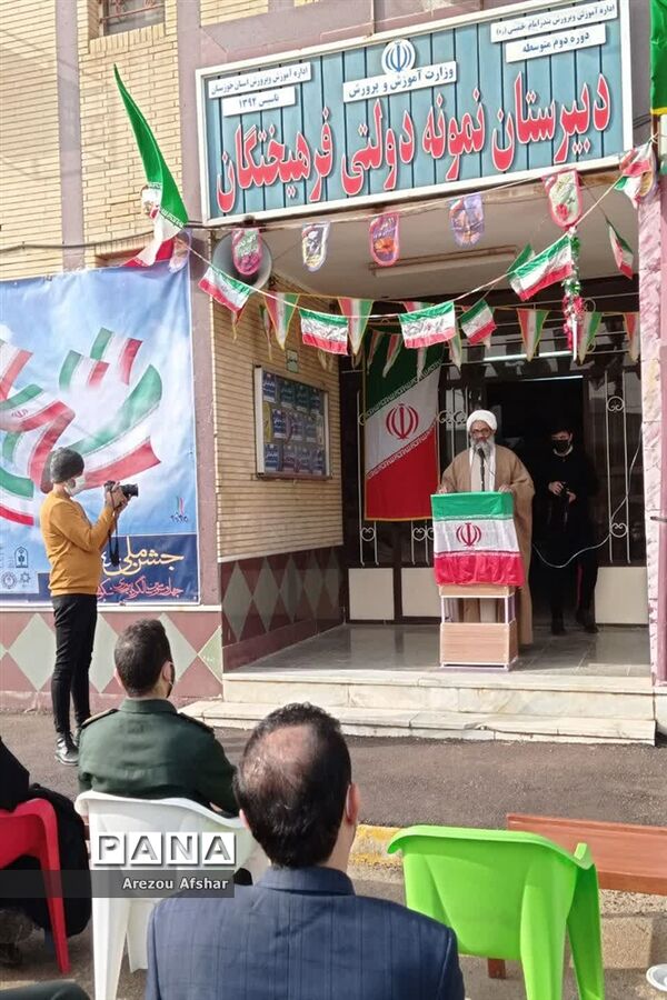 نواختن زنگ انقلاب اسلامی در مدرسه فرهیختگان شهر بندرامام خمینی(ره)