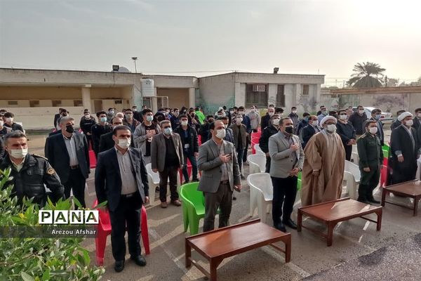 نواختن زنگ انقلاب اسلامی در مدرسه فرهیختگان شهر بندرامام خمینی(ره)