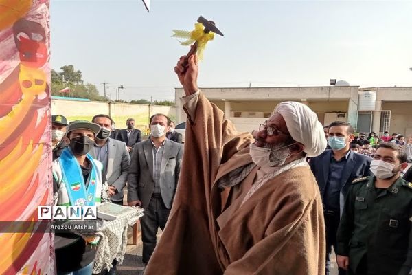 نواختن زنگ انقلاب اسلامی در مدرسه فرهیختگان شهر بندرامام خمینی(ره)