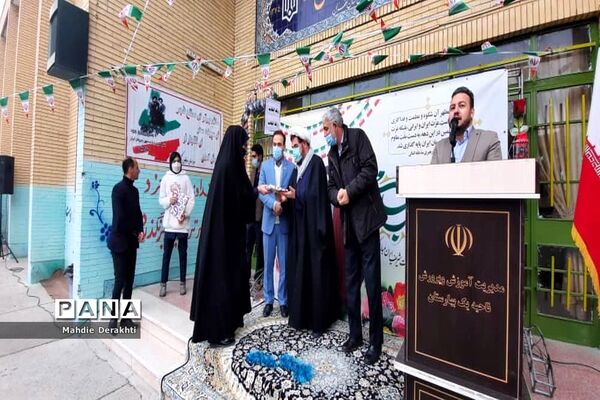 شور و شوق دانش‌آموزان بهارستانی در گرامیداشت آغاز دهه مبارک فجر