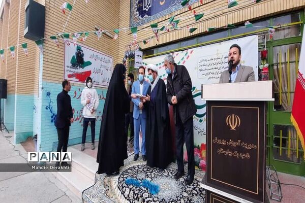 شور و شوق دانش‌آموزان بهارستانی در گرامیداشت آغاز دهه مبارک فجر