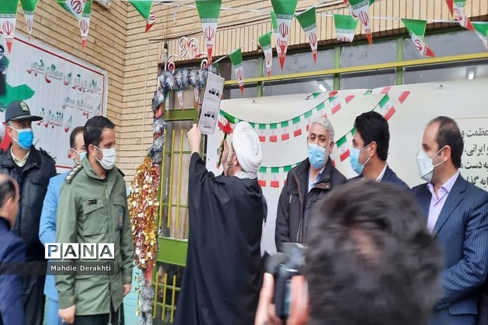 شور و شوق دانش‌آموزان بهارستانی در گرامیداشت آغاز دهه مبارک فجر