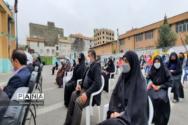 شور و شوق دانش‌آموزان بهارستانی در گرامیداشت آغاز دهه مبارک فجر