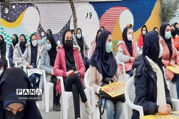 شور و شوق دانش‌آموزان بهارستانی در گرامیداشت آغاز دهه مبارک فجر