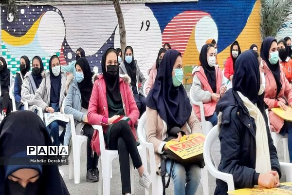 شور و شوق دانش‌آموزان بهارستانی در گرامیداشت آغاز دهه مبارک فجر