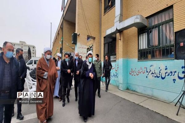 شور و شوق دانش‌آموزان بهارستانی در گرامیداشت آغاز دهه مبارک فجر