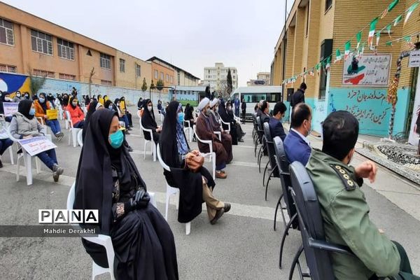 شور و شوق دانش‌آموزان بهارستانی در گرامیداشت آغاز دهه مبارک فجر