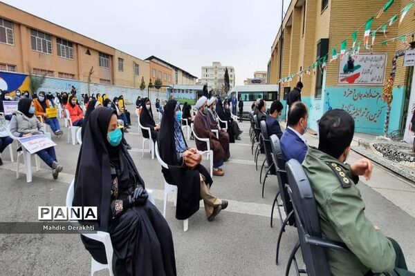 شور و شوق دانش‌آموزان بهارستانی در گرامیداشت آغاز دهه مبارک فجر