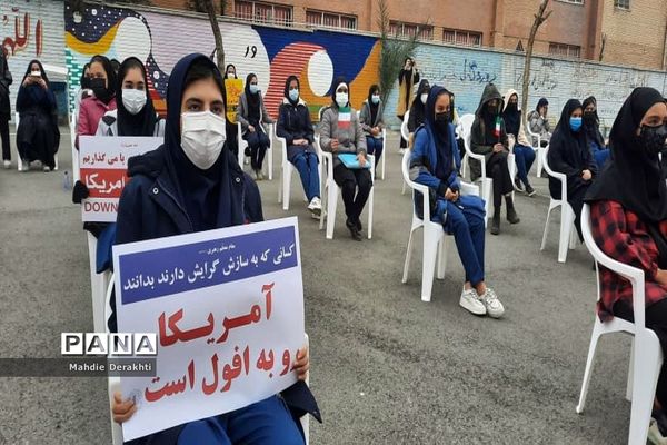 شور و شوق دانش‌آموزان بهارستانی در گرامیداشت آغاز دهه مبارک فجر