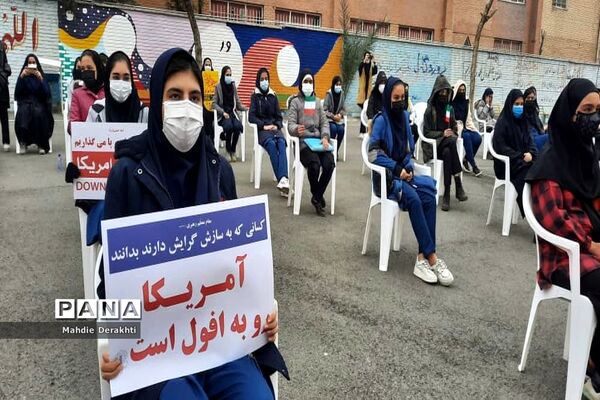 شور و شوق دانش‌آموزان بهارستانی در گرامیداشت آغاز دهه مبارک فجر