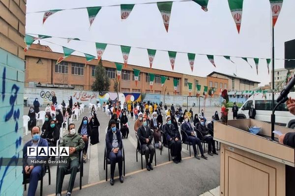 شور و شوق دانش‌آموزان بهارستانی در گرامیداشت آغاز دهه مبارک فجر